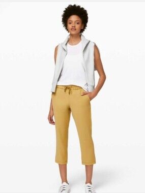 Lululemon Athletica On The Fly Crop 23" Woven Pant In Vintage Gold Size 6